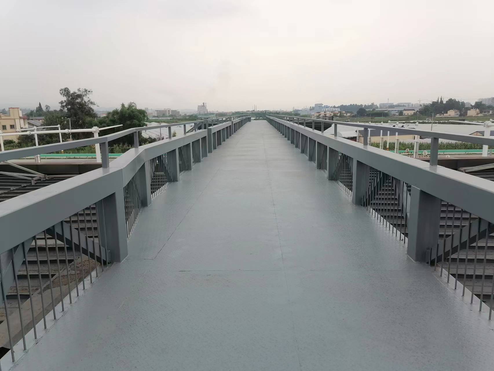 8.22+成乐公司+成乐高速青龙站上跨人行天桥旧貌换新颜