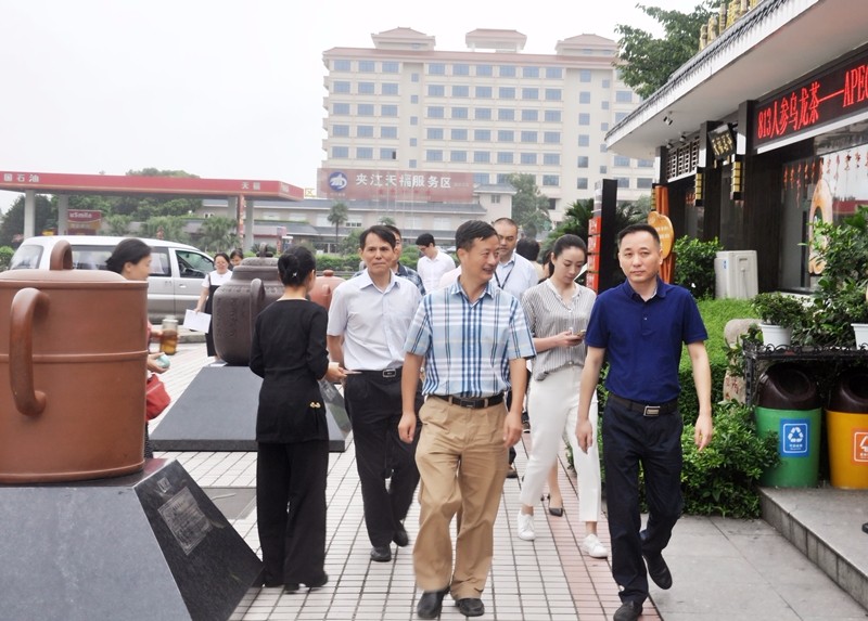 8.31+成乐运营+田明静+成渝公司副总经理罗茂泉莅临成乐高速服务区检查指导工作2.jpg 8.31+成乐运营+田明静+成渝公司副总经理罗茂泉莅临成乐高速服务区检查指导工作2.jpg