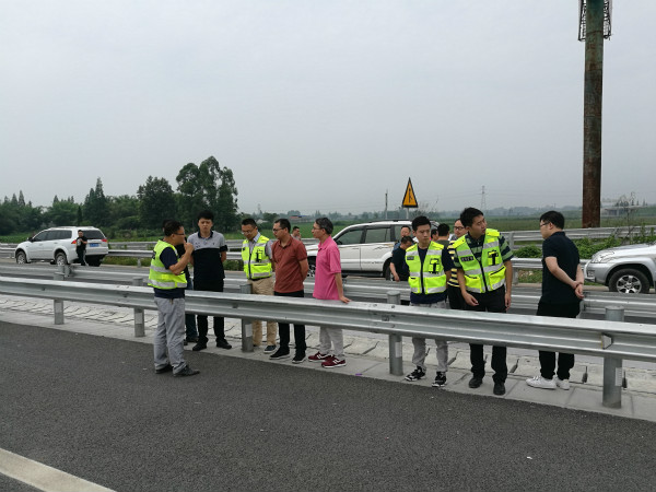 5.30+省交通运输厅公路管理处组织调研成乐高速扩容建设项目施工保通管理工作1_meitu_1.jpg