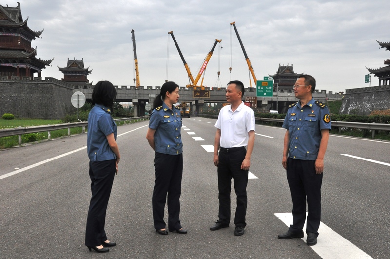 6.14+成乐运营+田明静+交通执法第四支队长黄健检查指导成乐高速公路扩容眉山互通立交中桥拆除施工道路保通保畅工作1.JPG