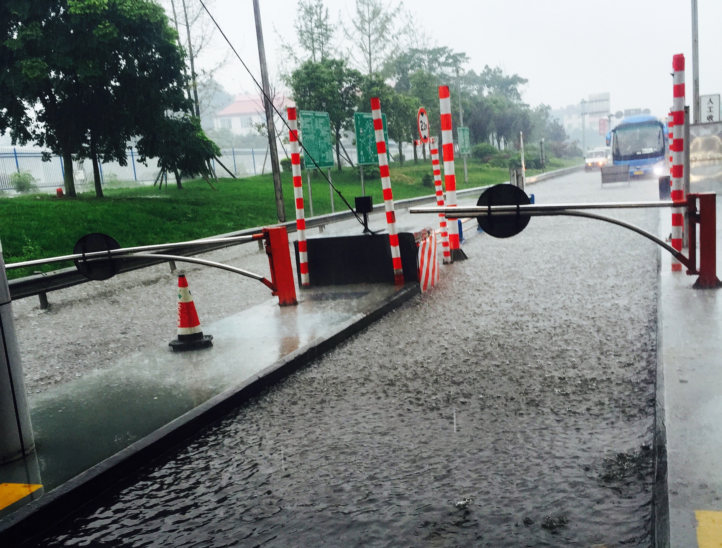 6.26+成乐运营+田明静+特大暴雨出险情 全力以赴保畅通2.jpg