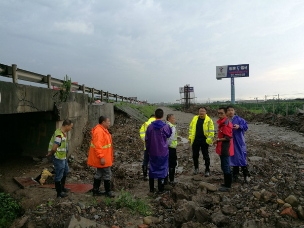 成乐公司加强汛期巡查工作_meitu_1.jpg 成乐公司加强汛期巡查工作_meitu_1.jpg