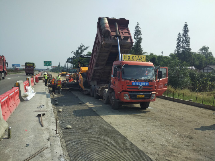 成乐扩容项目底基层试验段成功铺筑_meitu_1.jpg 成乐扩容项目底基层试验段成功铺筑_meitu_1.jpg