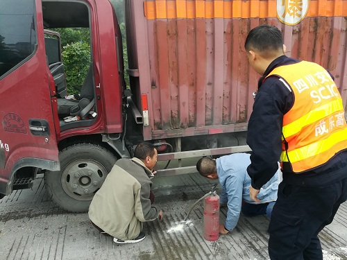 10.23+成乐运营+廖亚玲+成乐运营分公司成功处置危化品车冒自燃险为夷.jpg
