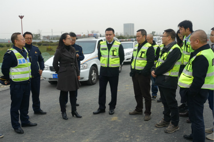 12.4+高速公路交通执法四支队督查成乐扩容项目安全生产工作_meitu_1.jpg