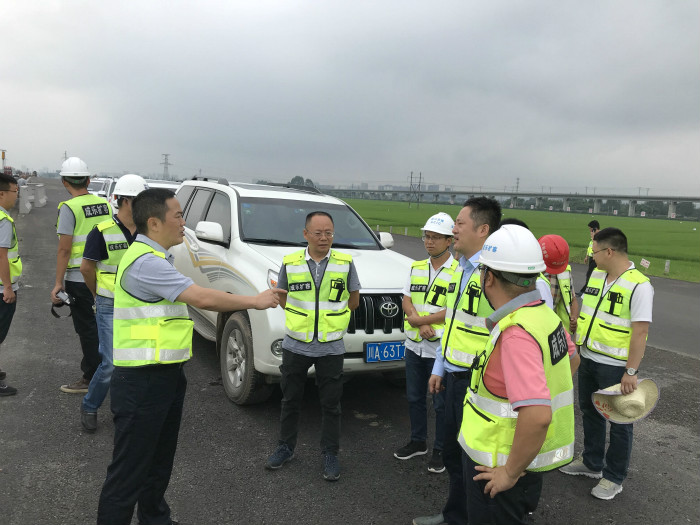 7.16+成乐公司赴眉山试验段施工现场开展“不忘初心、牢记使命”主题调研 (2)_.jpg