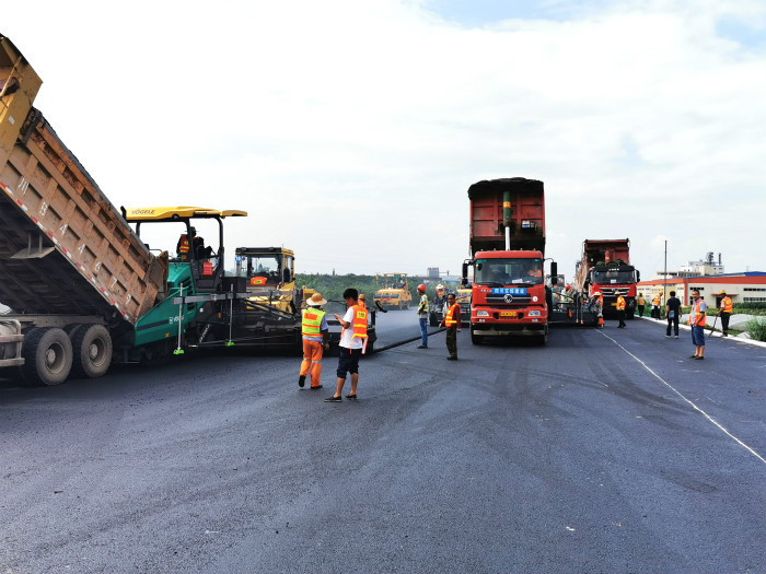 7.17成乐扩容试验段成功完成上面层试验段铺筑 (2)_.jpg
