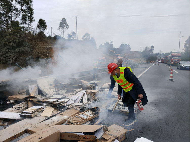 3.19+成乐高速货车自燃 成乐扩容项目施工人员出手相助_meitu_1.jpg