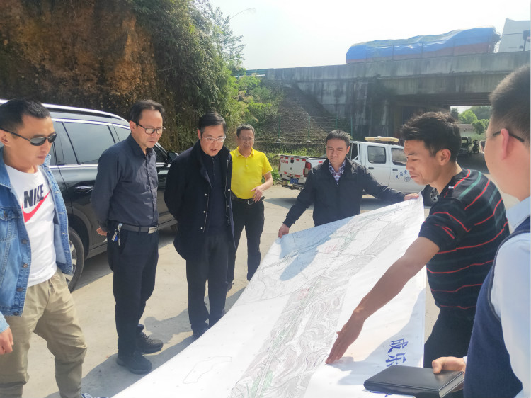 乐山市挂图作战总指挥部调度中心基础设施督查组长蒋敏带队深入成乐高速公路扩容项目峨眉山段及市中区段施工现场督查土地交付推进情況_meitu_2.jpg