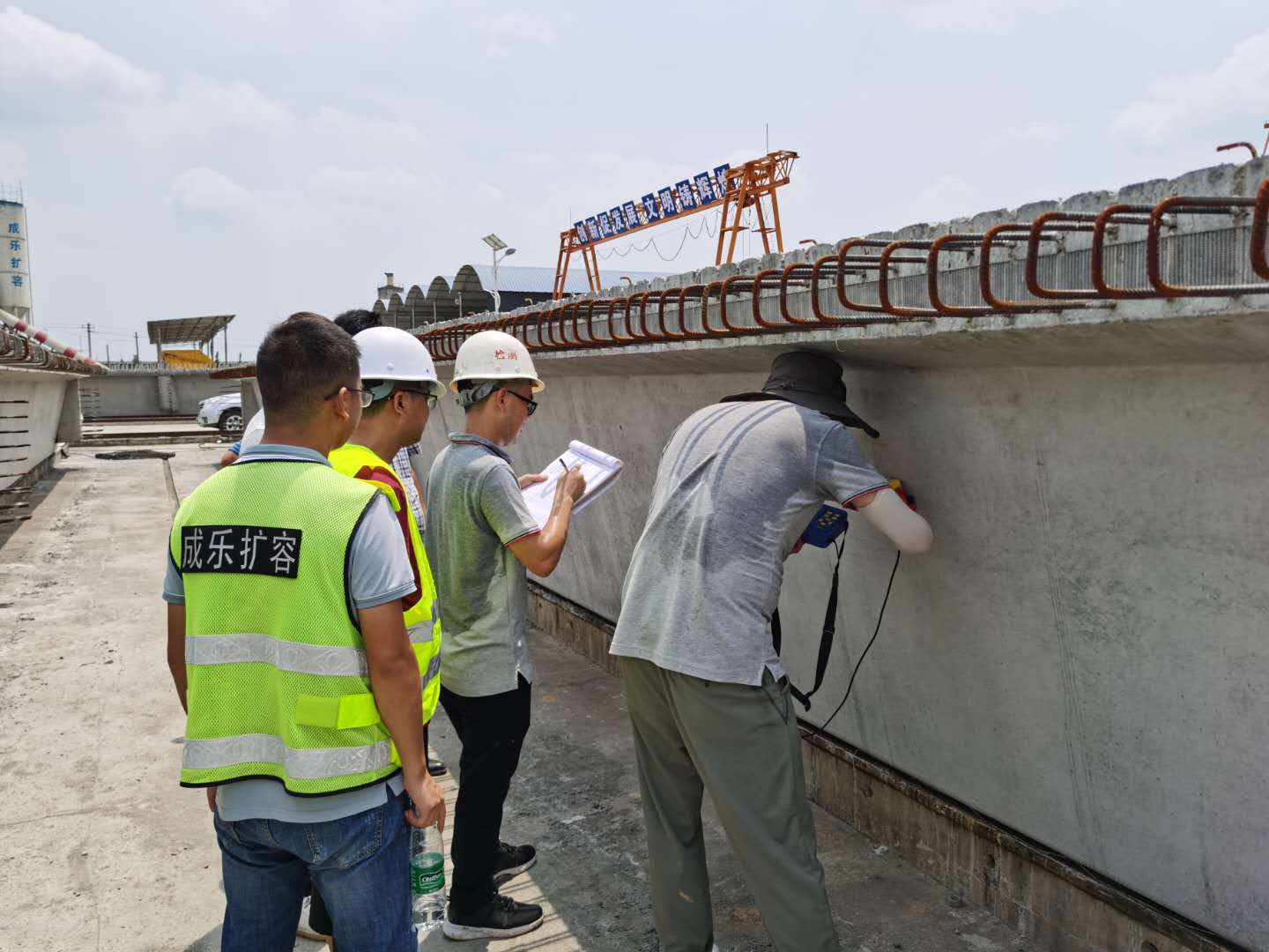 8.7+省交通运输厅质监局组织开展成乐扩容建设项目质量抽检工作 (3).JPG