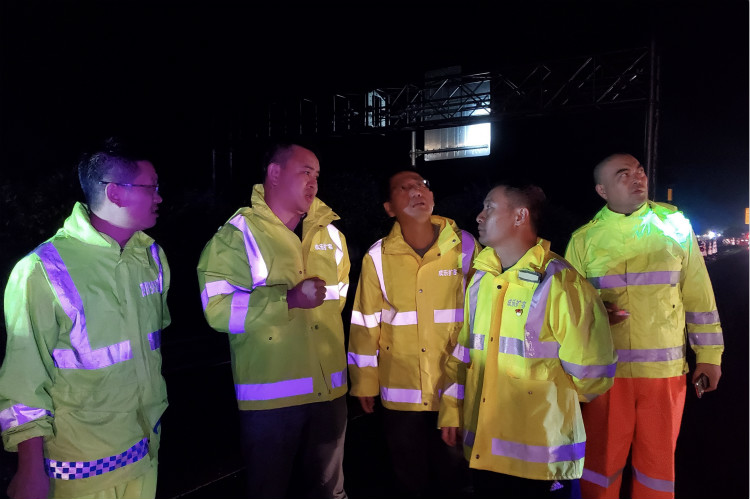 8.31+成乐高速雨夜开展应急抢险 全力以赴保障道路畅通 (2)_meitu_1.jpg