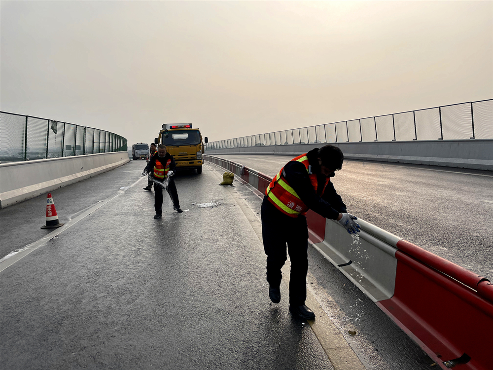 1.8+成乐运营+成乐高速及时处置结冰路段 保道路安全1_副本.jpg