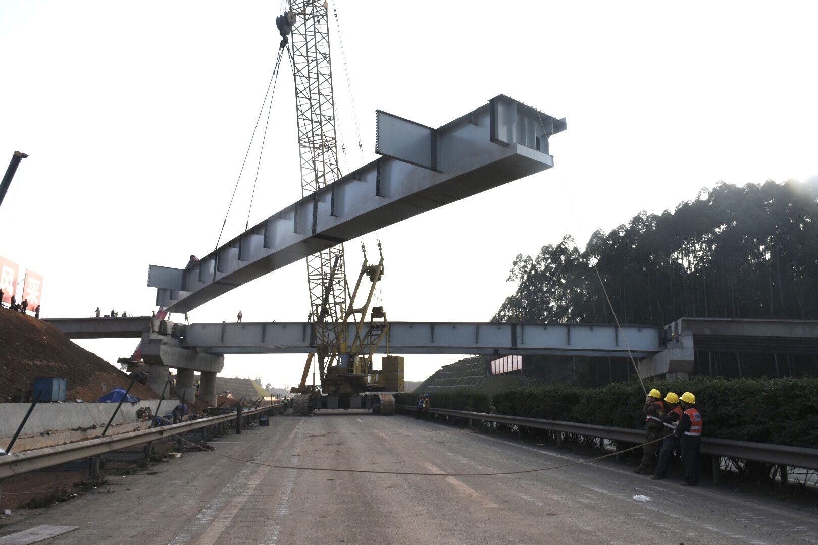 1.14+成乐扩容建设项目眉山段首座钢箱梁架设成功.jpg