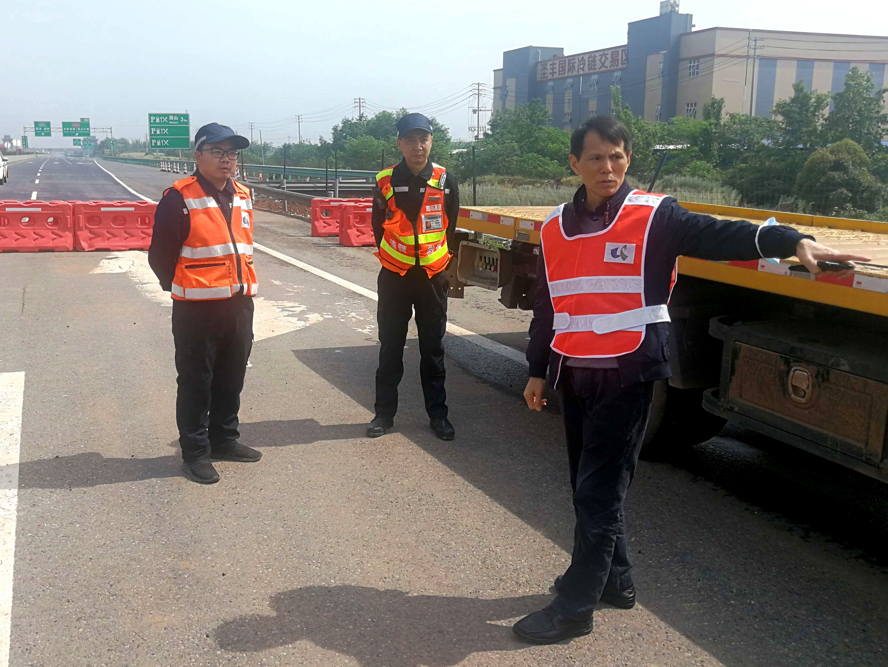 2021.4.16+成乐运营分公司+成乐运营分公司持续强化成乐高速扩容施工段半幅通行安全管理_副本.jpg