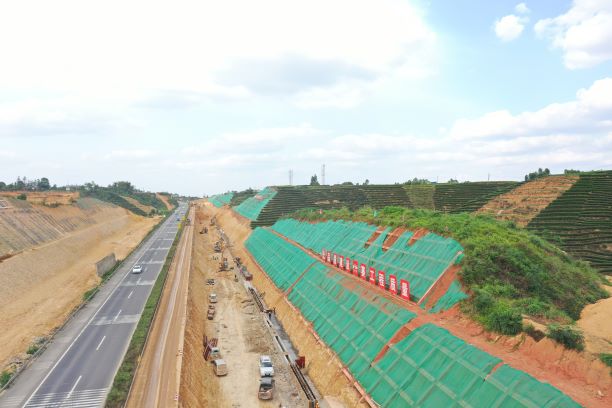 4.28+通力协作 攻坚克难 成乐扩容项目乐山段顺利完成主线纵向降坡左幅拼宽段路基挖方1.jpg